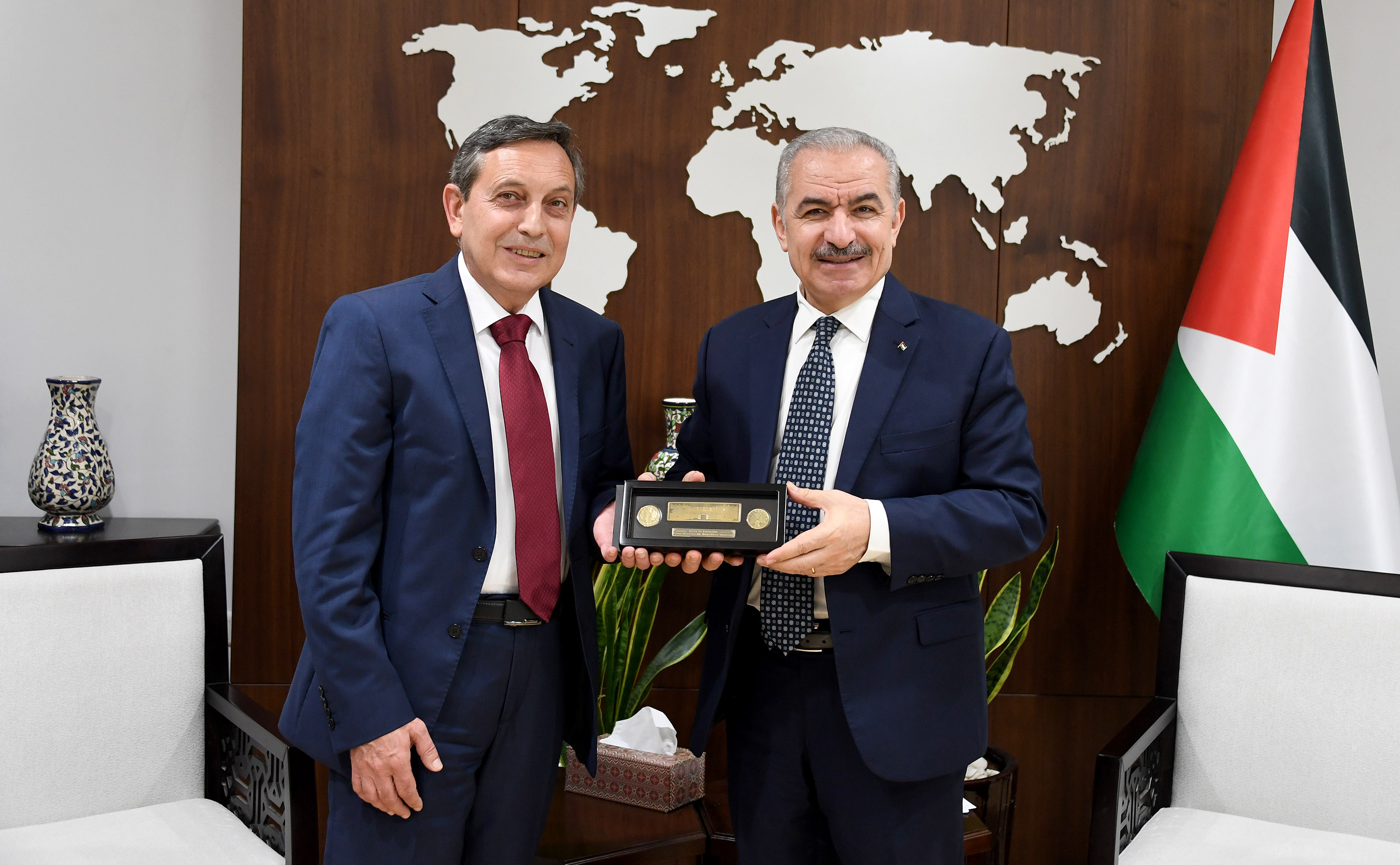 رئيس الوزراء محمد وسفير جمهورية بلغاريا لدى دولة فلسطين جورجي ميلينوف